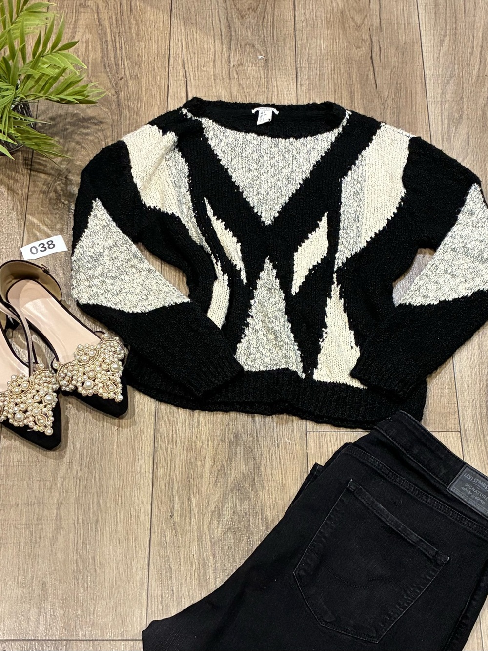 Forever 21 Black & Cream Geometric Crewneck Sweater